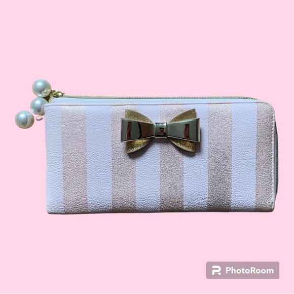 Betsey Johnson wallet ✨ ‼️SOLD‼️ - Picture 1 of 3
